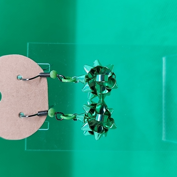 Green metal bow earrings - Picture 2 of 3